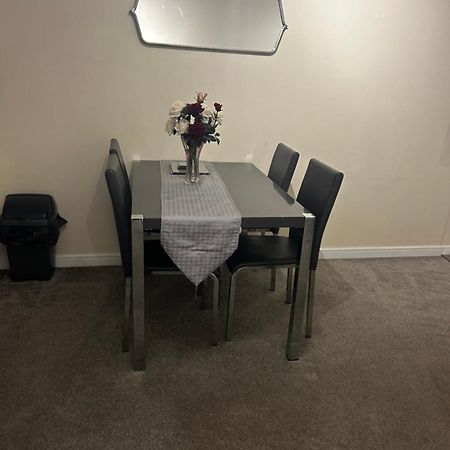 Stylish 2 Bedroom Apartment-Short Term Lets & Serviced Accomodation Reading Eksteriør billede